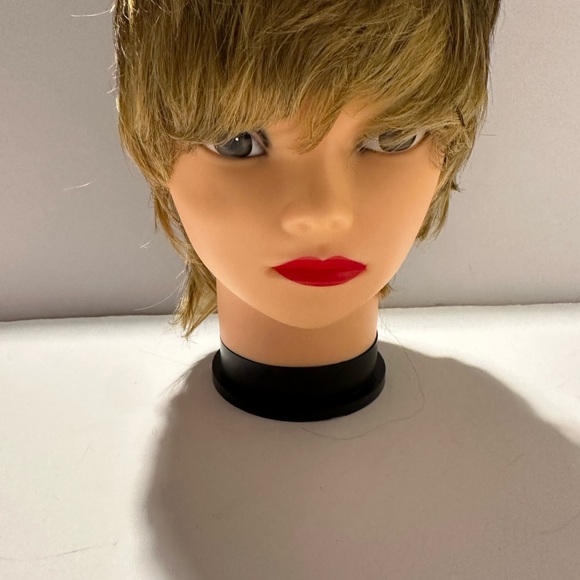Stylish Blonde Women's Wig Short Cut - Picture 6 of 6